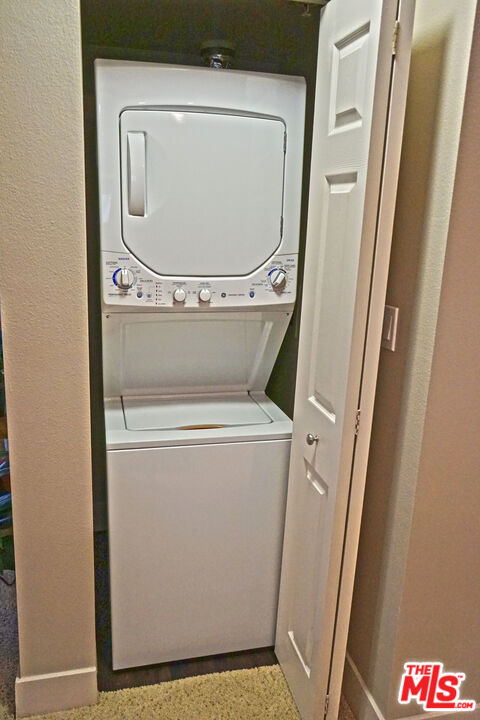 151 East Holly Street, Unit 2201 Pasadena, CA 91103 - Photo 7 of 33 a utility room with dryer and washer