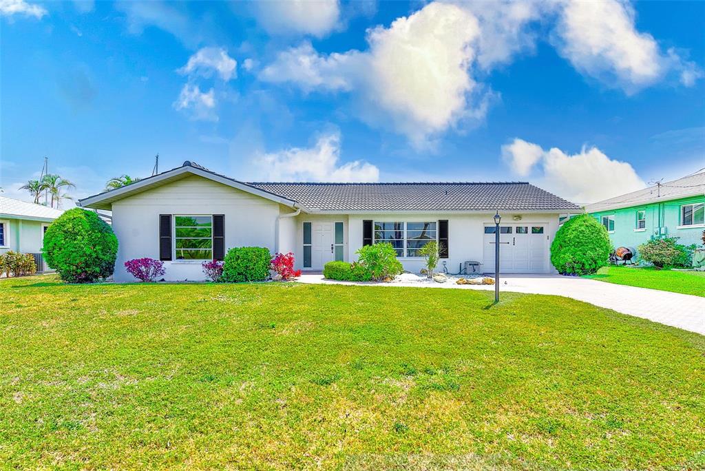 a view of an house with backyard and garden