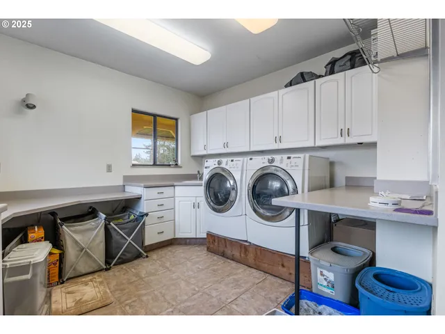 a view of a house with backyard