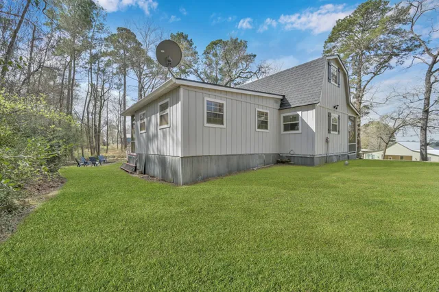 a view of a house with backyard and garden