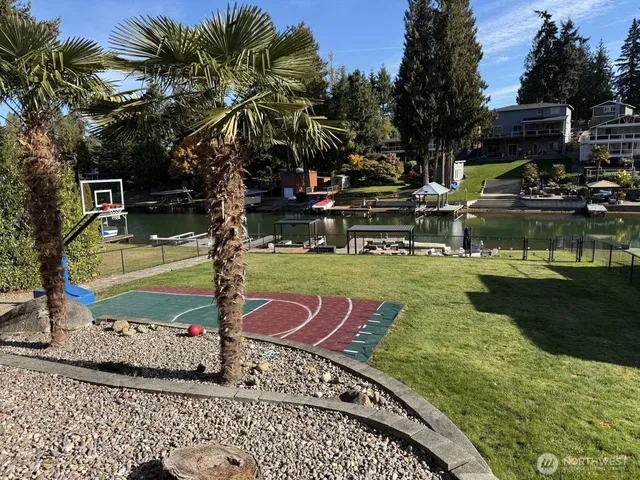 a view of a water fountain in front of building