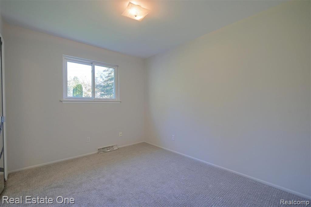 2060 Bretton Drive South Rochester Hills, MI 48309 - Photo 19 of 39