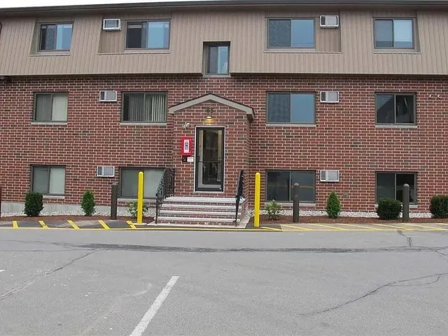 $1,995 | 65 Log Street, Manchester, NH 03102