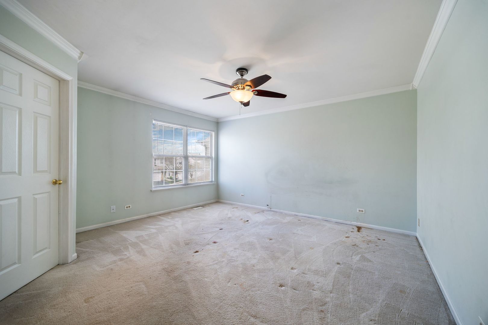 2067 Peach Tree Lane Algonquin, IL 60102 - Photo 11 of 18 an empty room with fan and windows