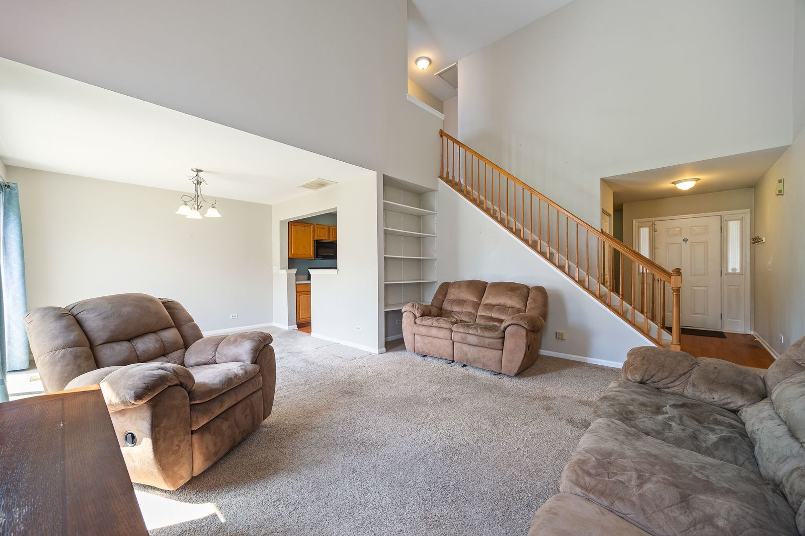 2067 Peach Tree Lane Algonquin, IL 60102 - Photo 5 of 18 a living room with furniture and a ceiling fan