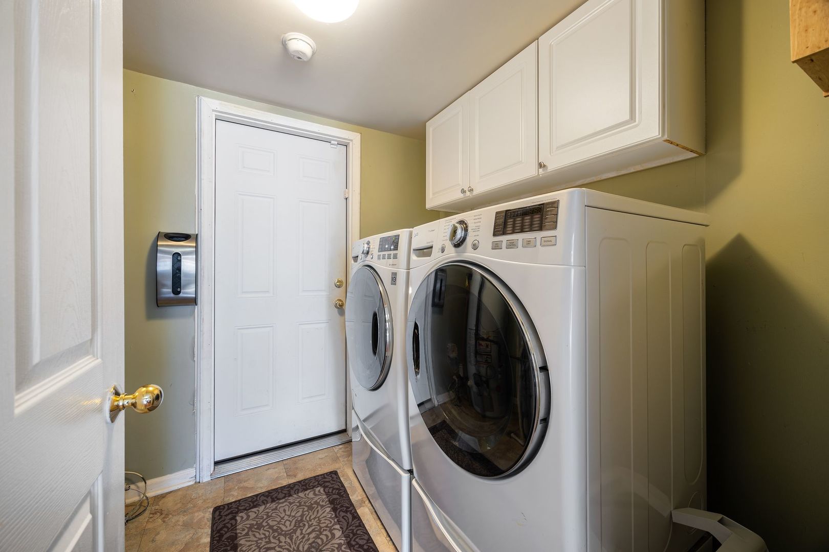 2067 Peach Tree Lane Algonquin, IL 60102 - Photo 10 of 18 a utility room with dryer and washer
