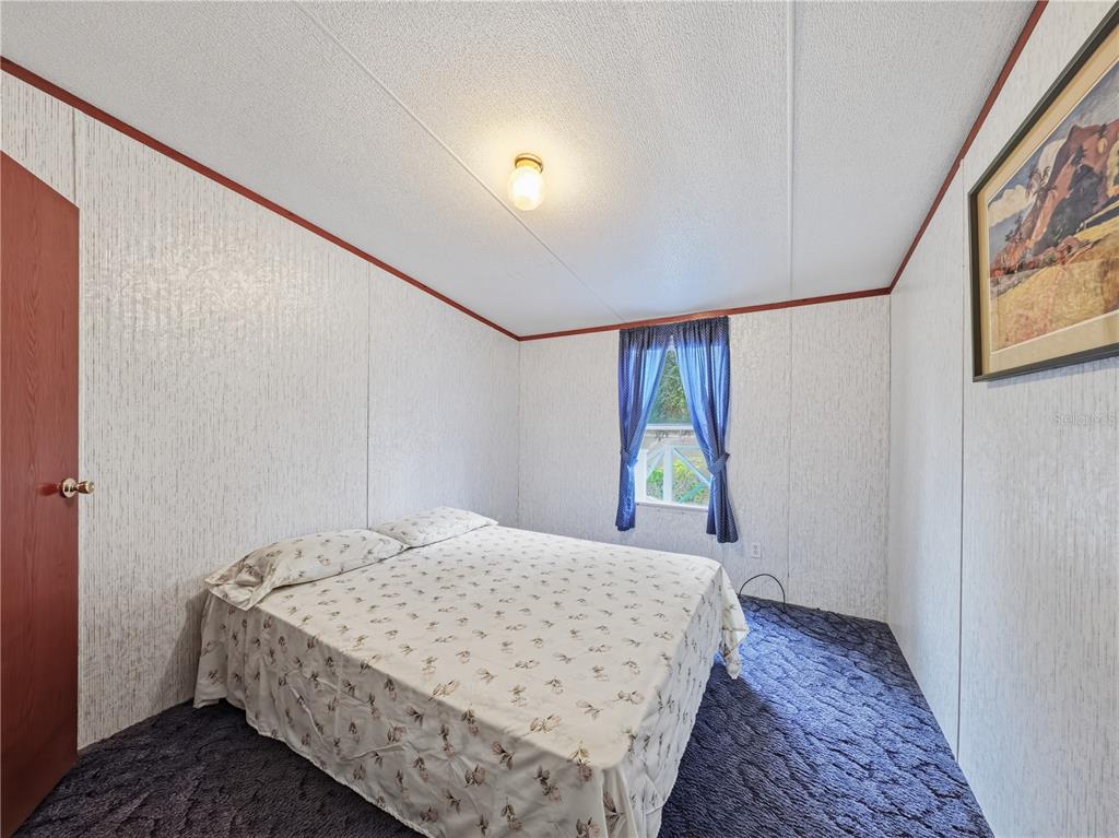 21210 137th Drive O'Brien, FL 32071 - Photo 20 of 49 a bedroom with a bed and a window