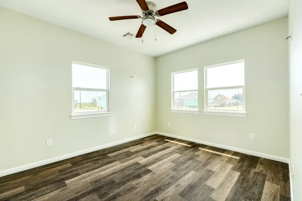 a view of empty room with ceiling fan