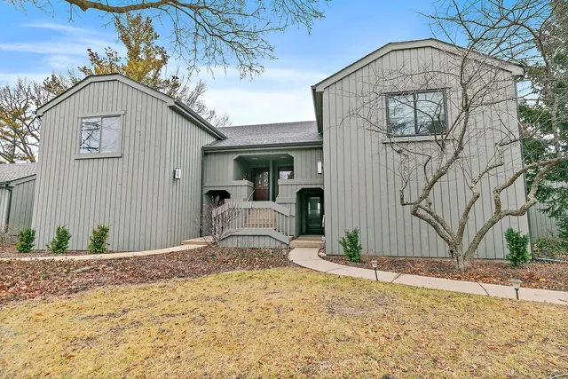 $445,000 | 25 Shoreline Road, Unit D, Lake Barrington, IL 60010