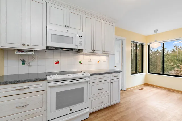 $445,000 | 25 Shoreline Road, Unit D, Lake Barrington, IL 60010