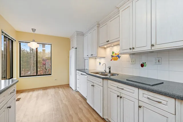 $445,000 | 25 Shoreline Road, Unit D, Lake Barrington, IL 60010