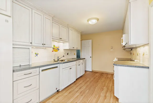 $445,000 | 25 Shoreline Road, Unit D, Lake Barrington, IL 60010