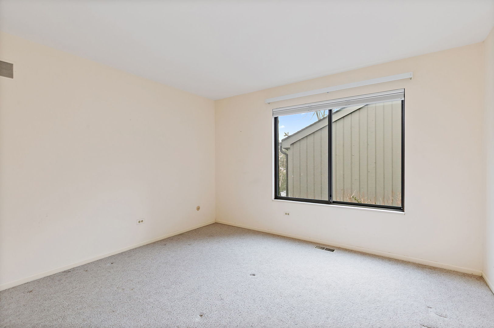 25 Shoreline Road, Unit D Lake Barrington, IL 60010 - Photo 15 of 43 an empty room with a window