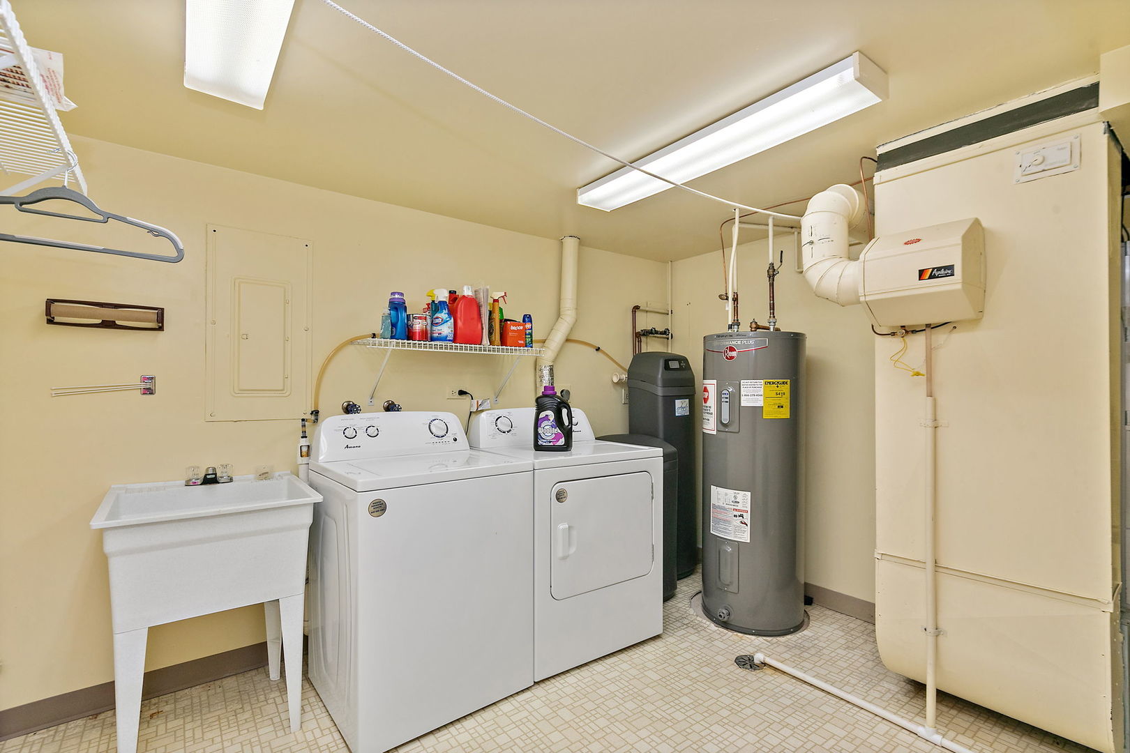 25 Shoreline Road, Unit D Lake Barrington, IL 60010 - Photo 26 of 43 a utility room with dryer and washer