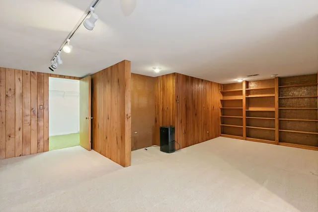 $445,000 | 25 Shoreline Road, Unit D, Lake Barrington, IL 60010