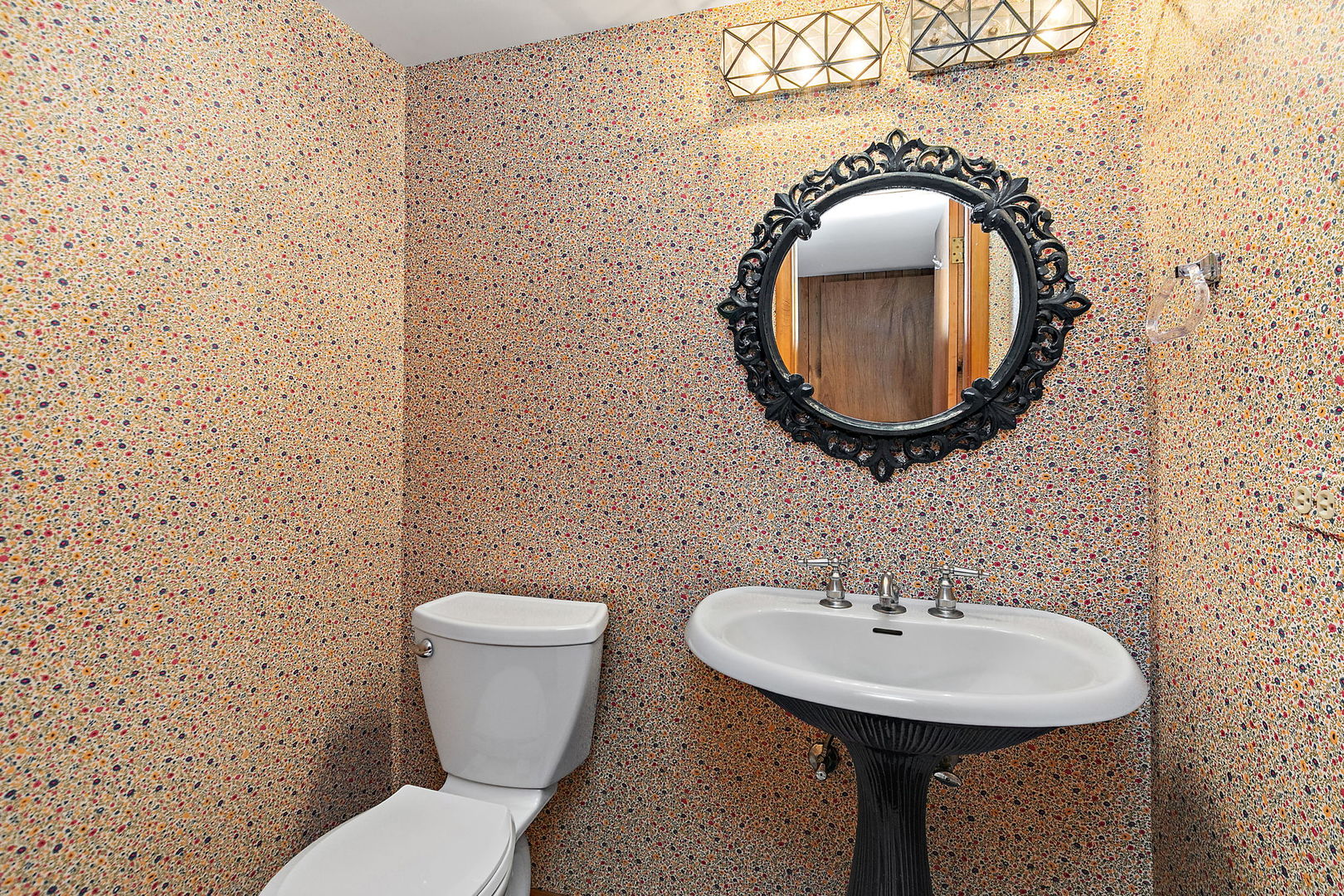 25 Shoreline Road, Unit D Lake Barrington, IL 60010 - Photo 29 of 43 a bathroom with a toilet sink and mirror