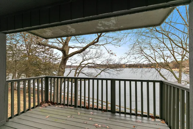 $445,000 | 25 Shoreline Road, Unit D, Lake Barrington, IL 60010