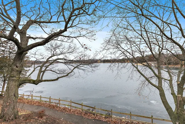 $445,000 | 25 Shoreline Road, Unit D, Lake Barrington, IL 60010