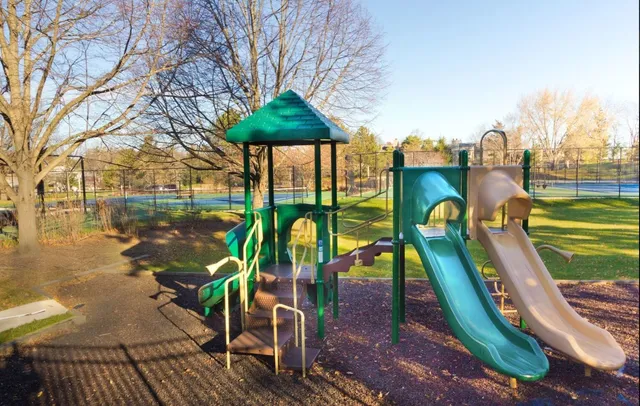 $445,000 | 25 Shoreline Road, Unit D, Lake Barrington, IL 60010