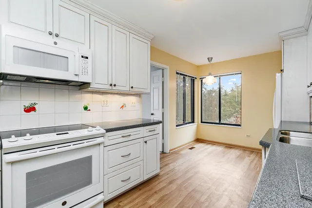 $445,000 | 25 Shoreline Road, Unit D, Lake Barrington, IL 60010