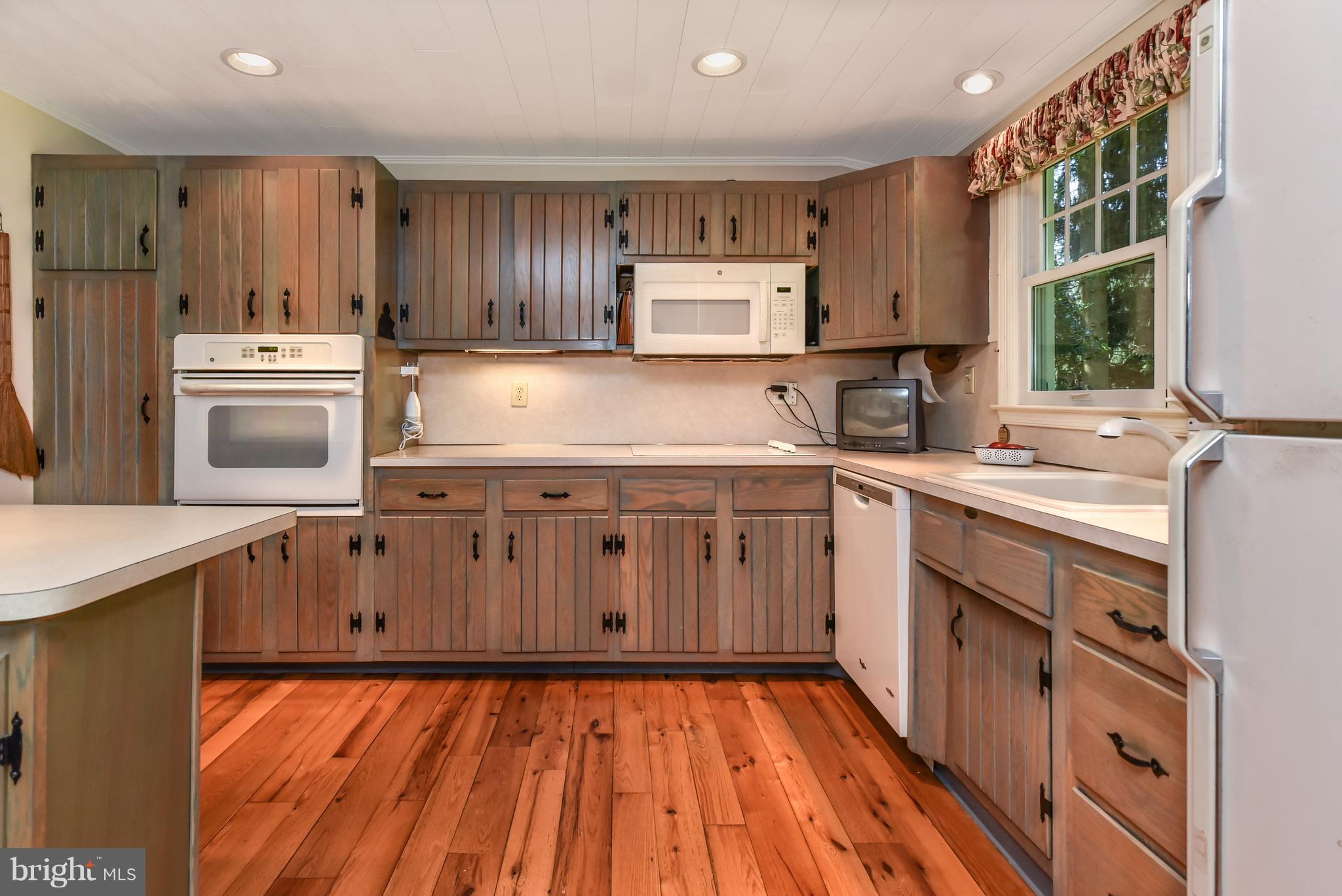 5 Atkinson Circle Elkton, MD 21921 - Photo 8 of 22 Oak cabinets, pine floors