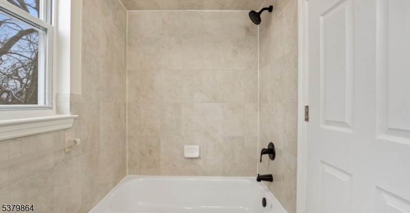 695 South 11th Street Newark, NJ 07103 - Photo 12 of 13 a bathroom with a bathtub