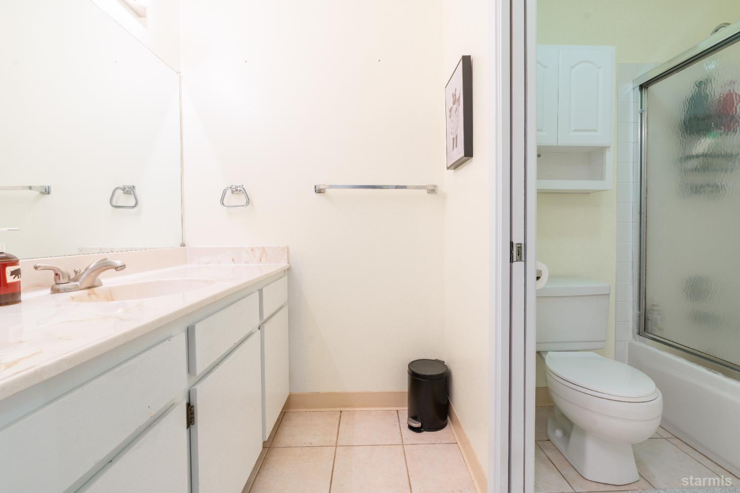 1439 Ski Run Boulevard, Unit H4 South Lake Tahoe, CA 96150 - Photo 10 of 18 a bathroom with a sink and a mirror