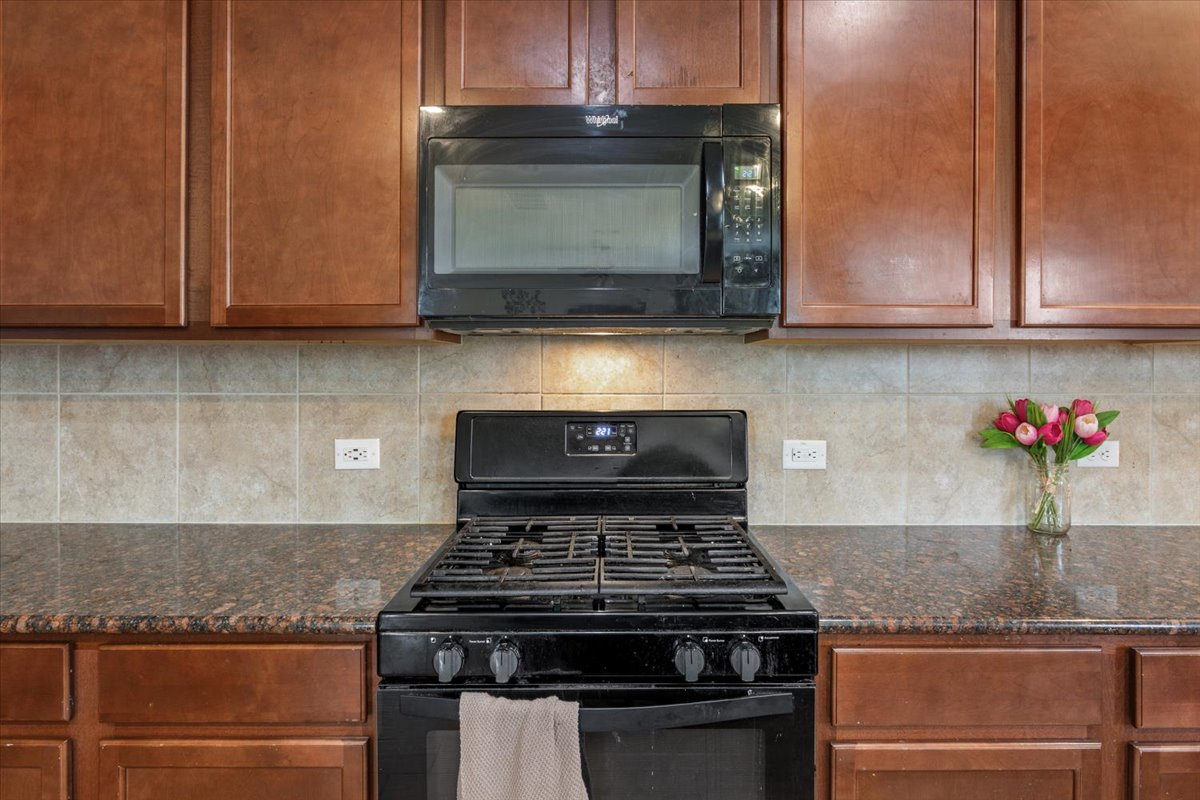1500 Cliffbrake Way Georgetown, TX 78626 - Photo 14 of 35 Gas stove.