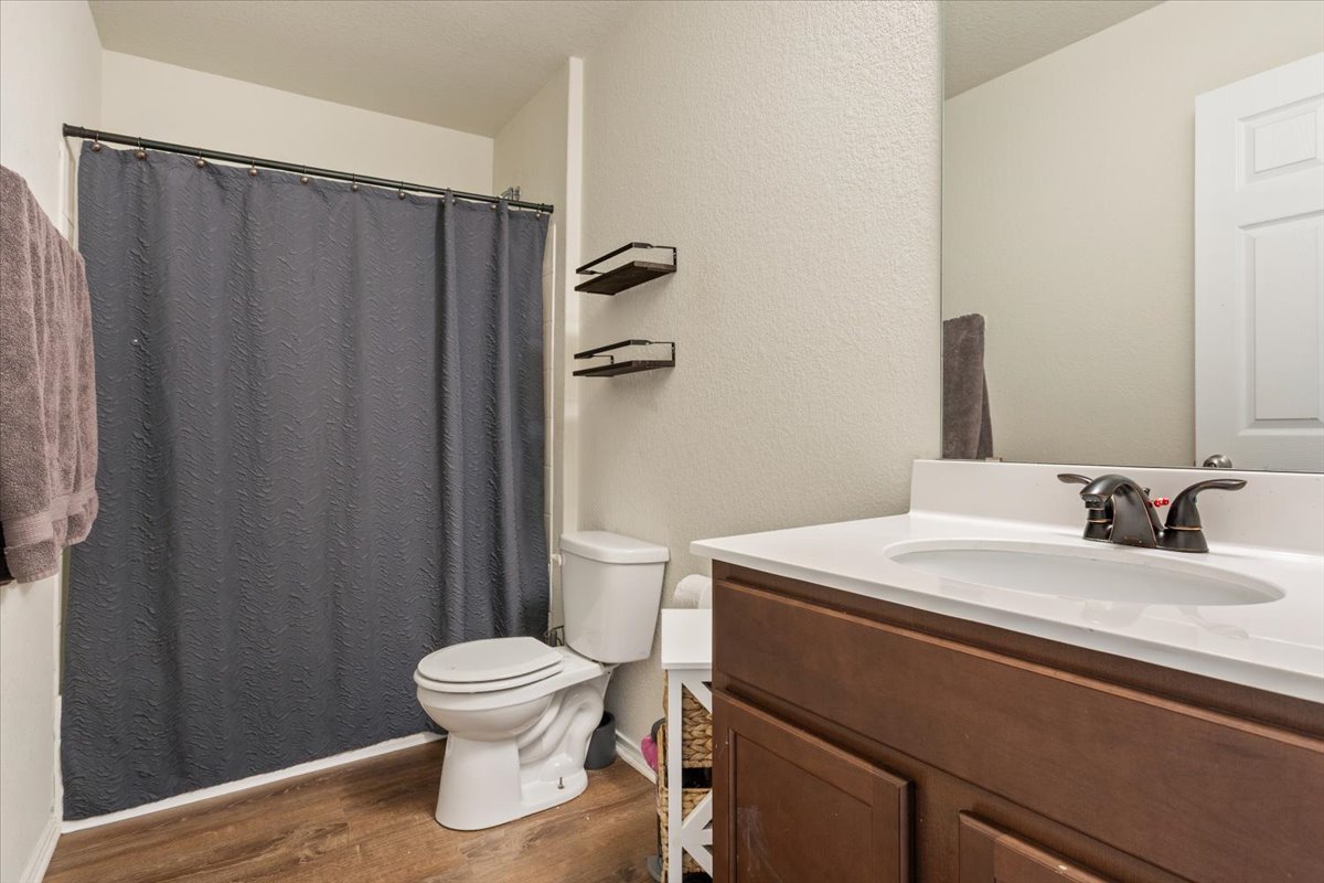 1500 Cliffbrake Way Georgetown, TX 78626 - Photo 29 of 35 Upstairs secondary full bath