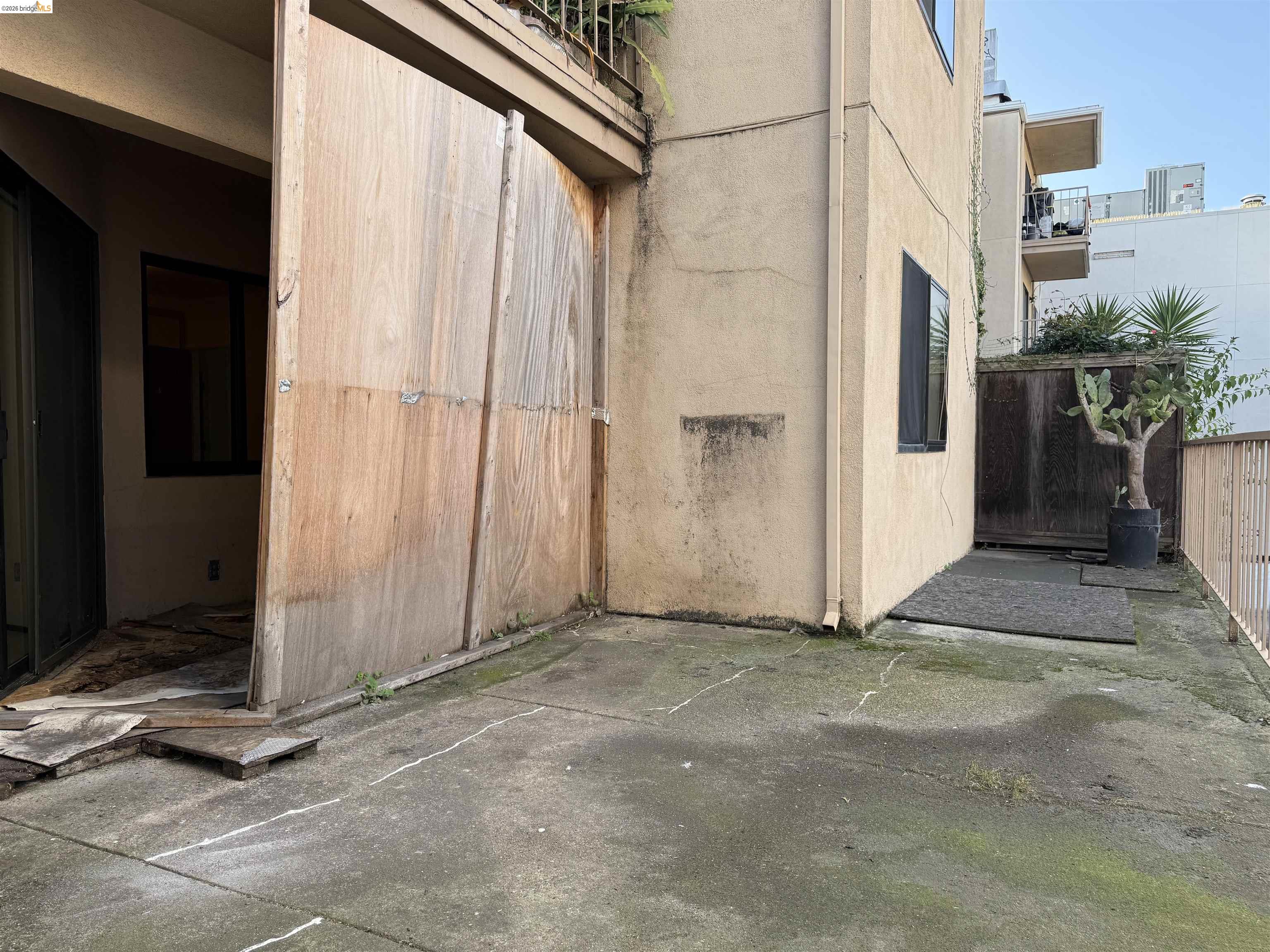 330 8th Street, Unit 3D Oakland, CA 94607 - Photo 7 of 13 View of side of home with a patio