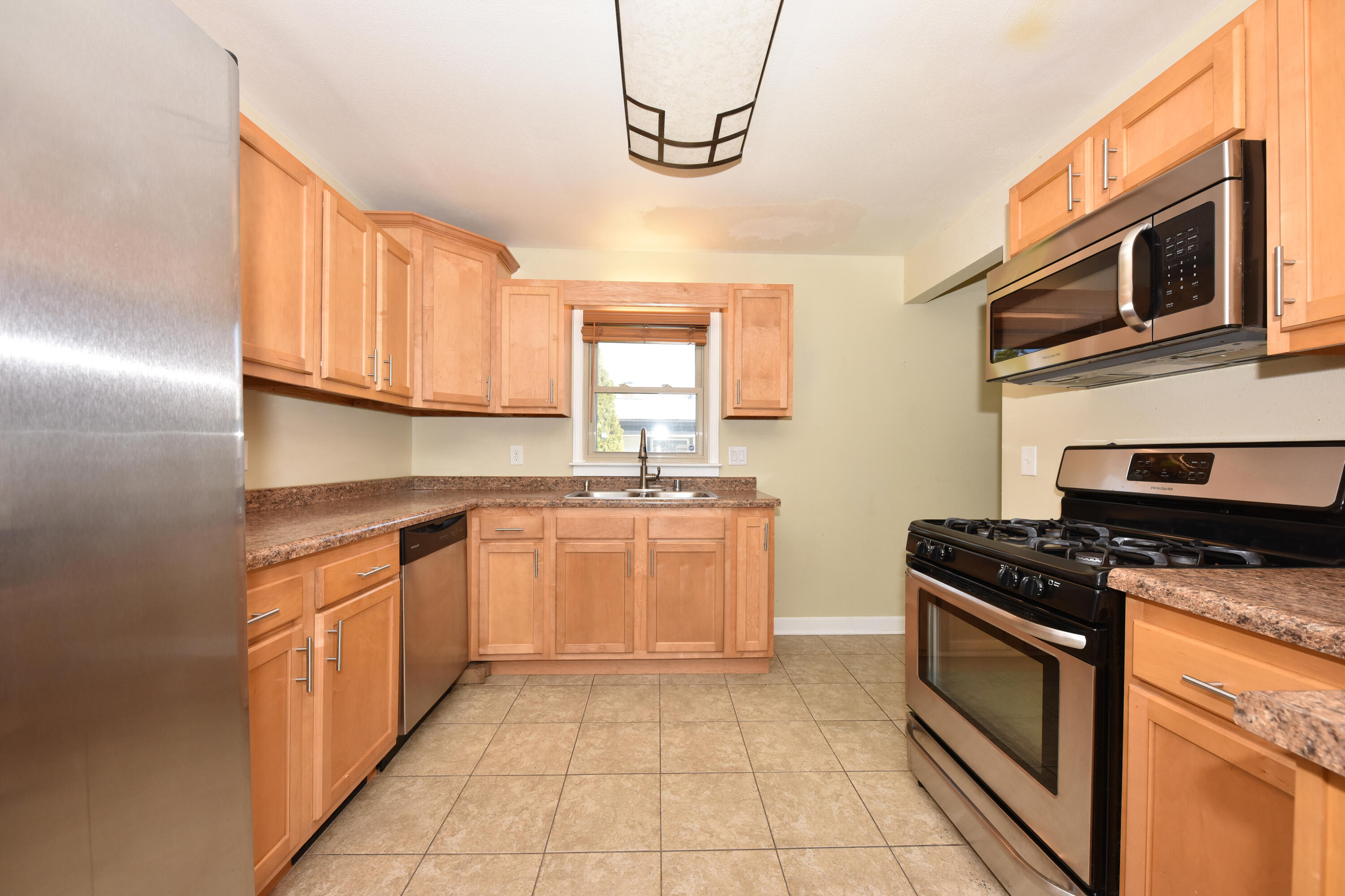 5669 South 24th Street Milwaukee, WI 53221 - Photo 8 of 33 Kitchen