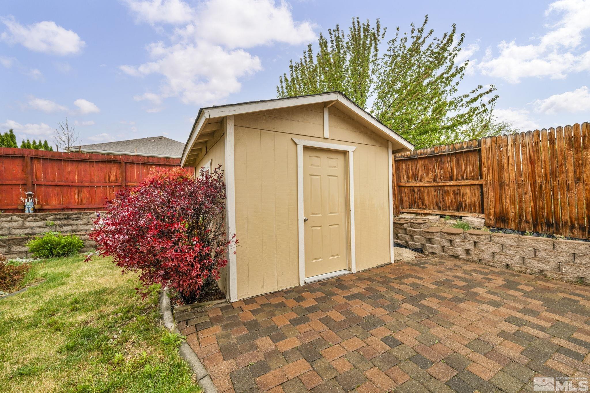 2721 Harding Way Reno, NV 89503 - Photo 33 of 40 a view of a backyard of the house