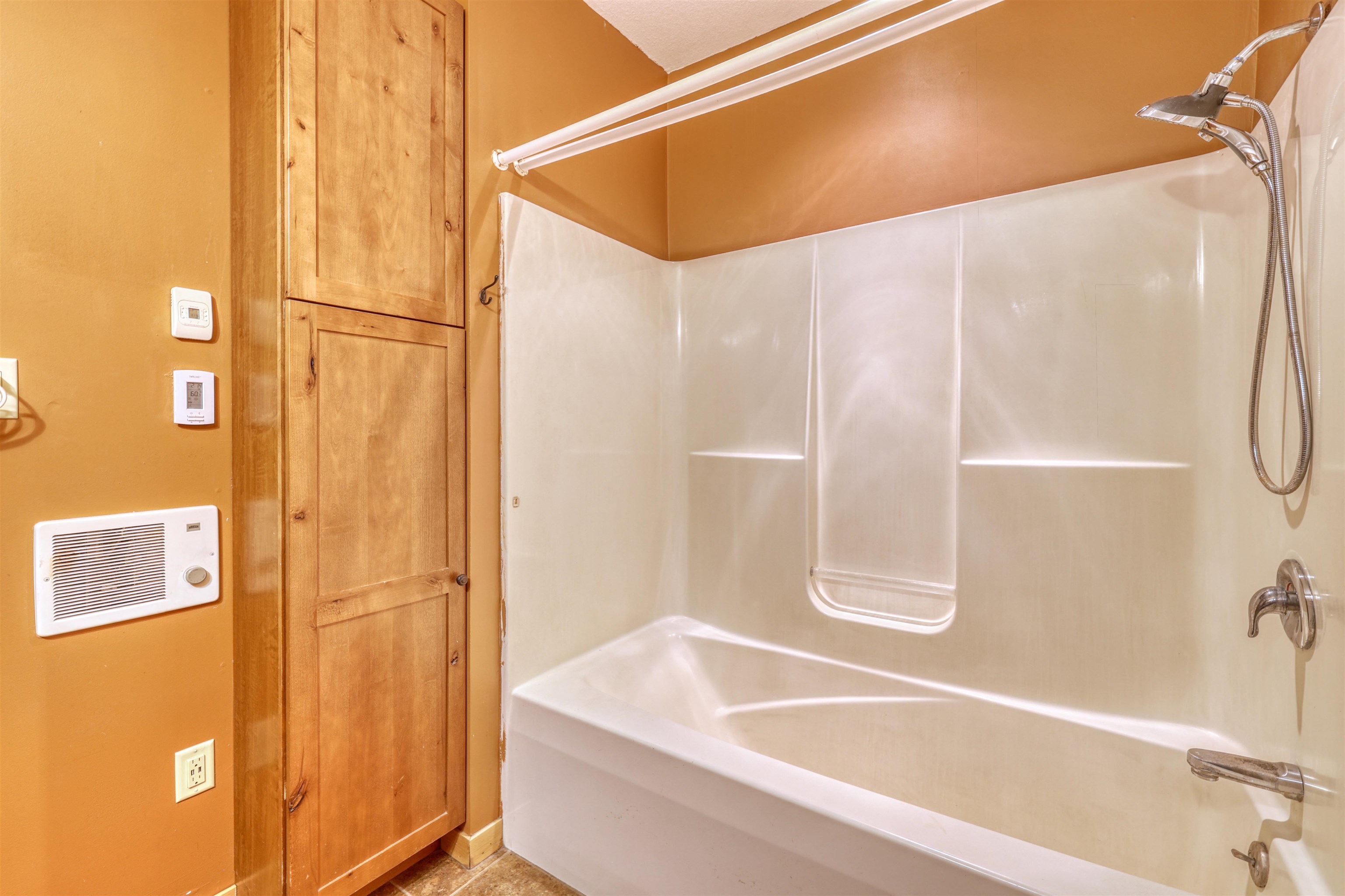 15531 West Hospital Road Hayward, WI 54843 - Photo 45 of 71 Full bath featuring shower / tub combination