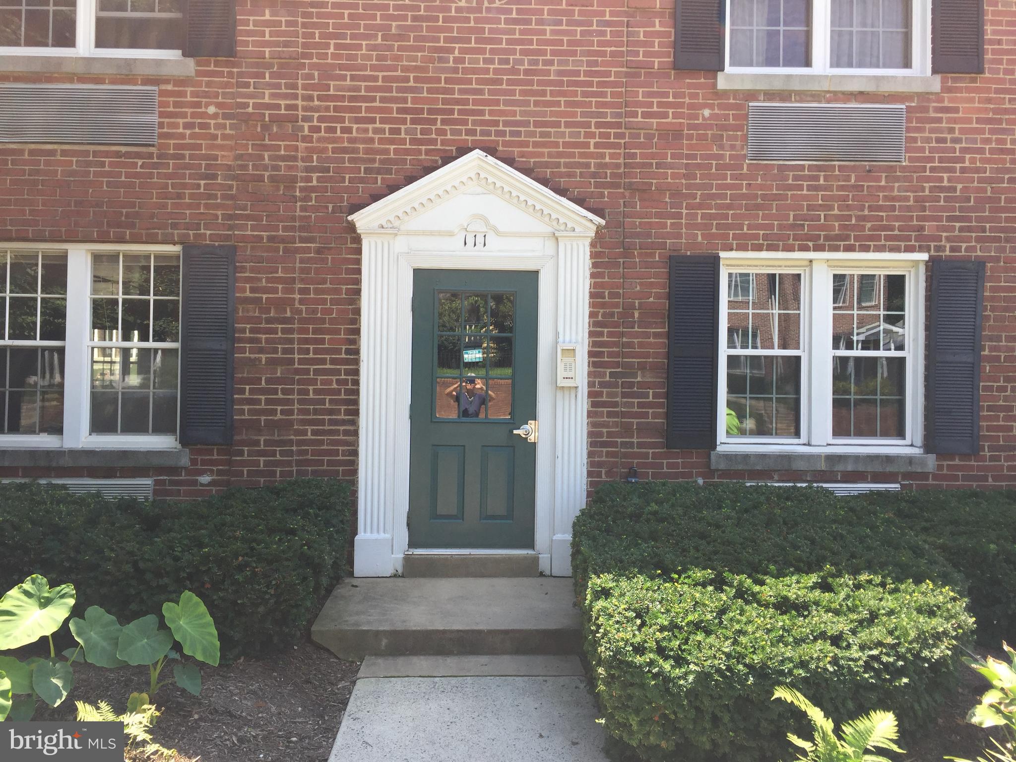 111 East Glebe Road, Unit D Alexandria, VA 22305 - Photo 2 of 14 a front view of a house