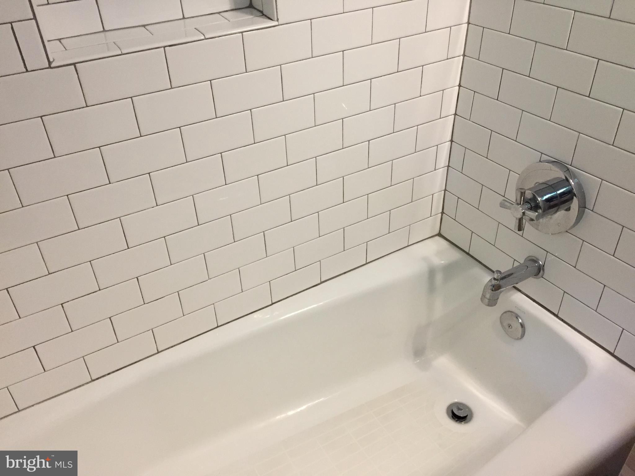 111 East Glebe Road, Unit D Alexandria, VA 22305 - Photo 12 of 14 a bathroom with a bathtub