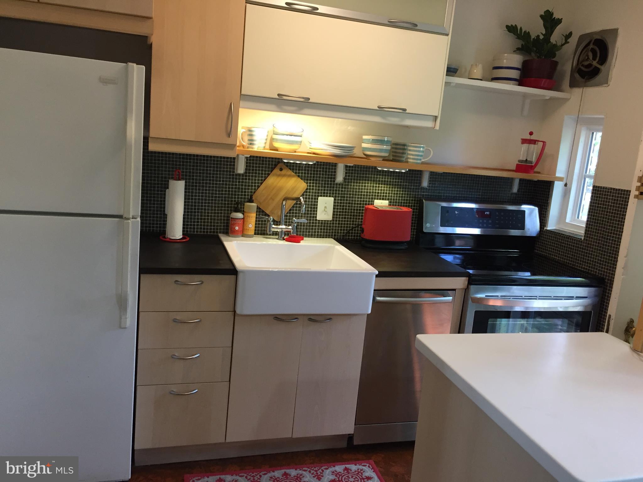 111 East Glebe Road, Unit D Alexandria, VA 22305 - Photo 4 of 14 a kitchen with a refrigerator and a stove