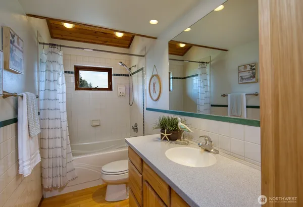 $1,045,000 | 667 Wyatt Lane West, Seabeck, WA 98380