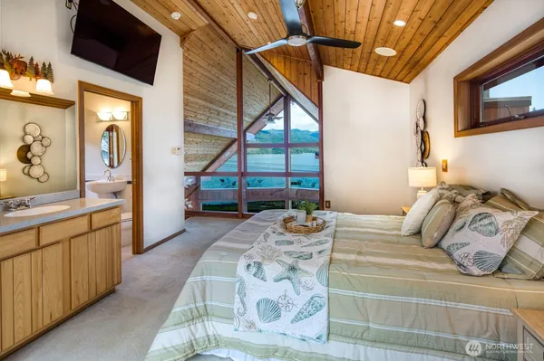 $1,045,000 | 667 Wyatt Lane West, Seabeck, WA 98380