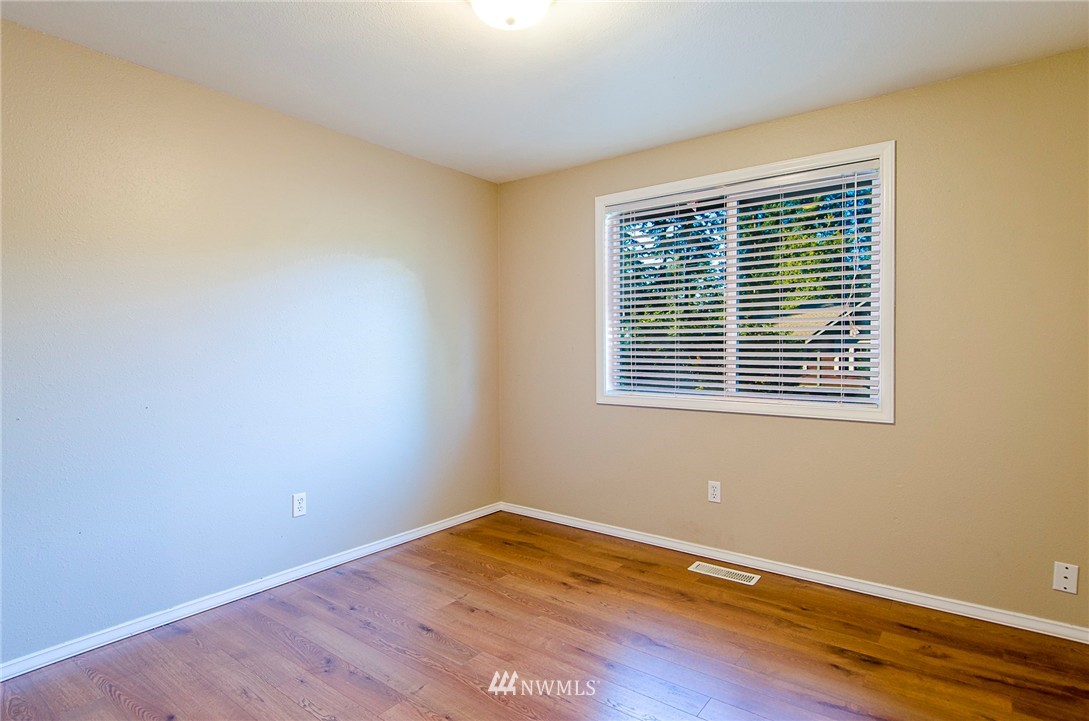 7008 174th Street Southwest Edmonds, WA 98026 - Photo 12 of 25 Gallery Image 12