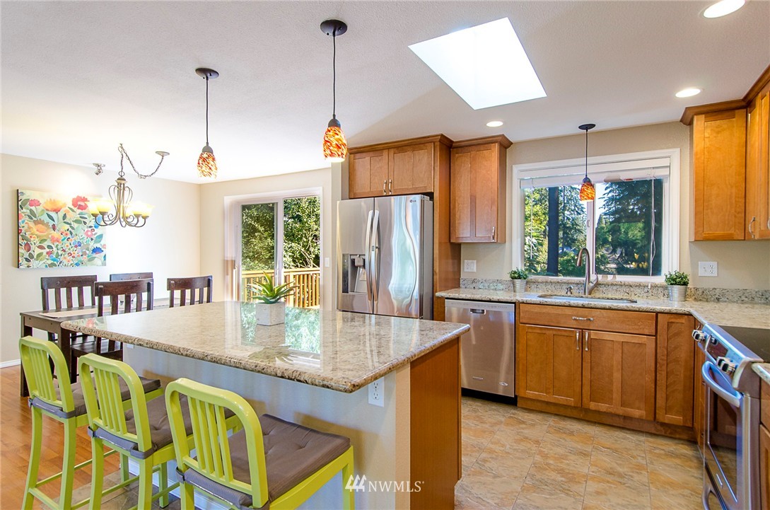 7008 174th Street Southwest Edmonds, WA 98026 - Photo 4 of 25 Gallery Image 4