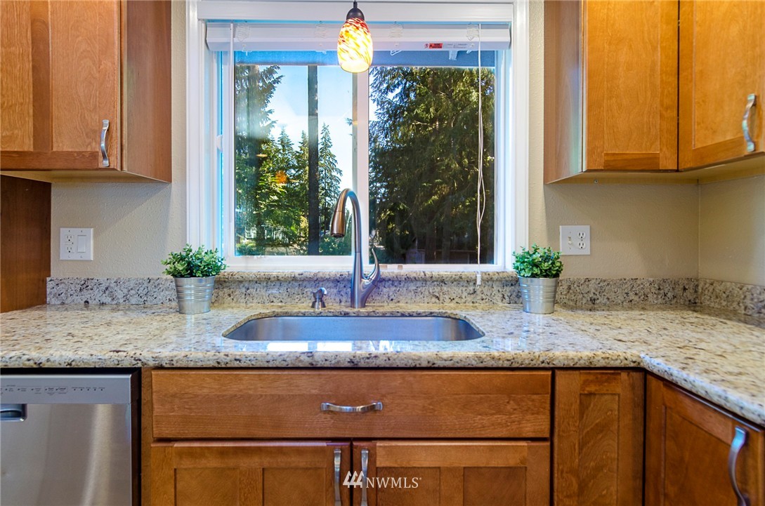 7008 174th Street Southwest Edmonds, WA 98026 - Photo 7 of 25 Gallery Image 7