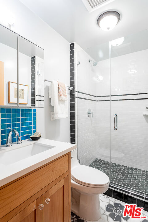 3009 Virginia Road Los Angeles, CA 90016 - Photo 8 of 17 a bathroom with a sink toilet and shower