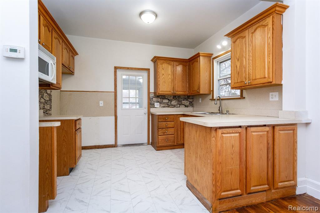 8175 Central Street Center Line, MI 48015 - Photo 5 of 27