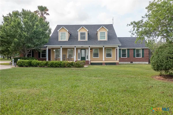 a view of a house with backyard and garden