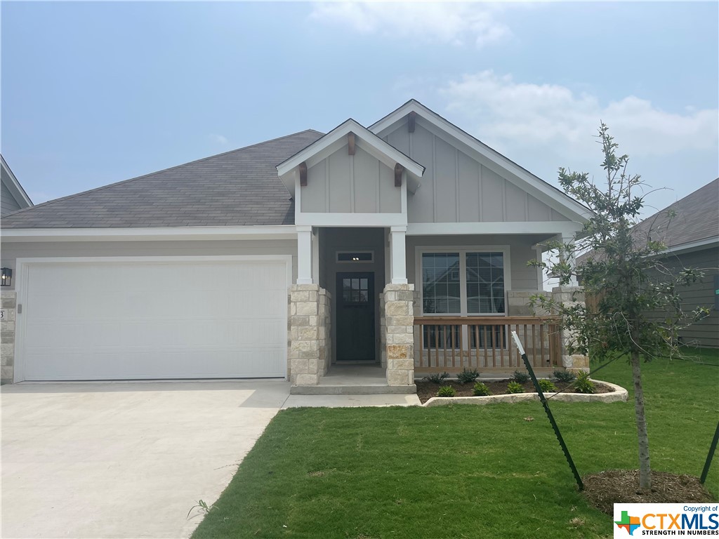 a view of a house with backyard and a garden