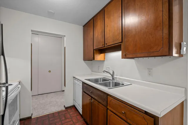 $140,000 | 4380 Brookside Court, Unit 209, Edina, MN 55436