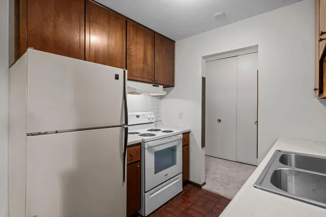 $140,000 | 4380 Brookside Court, Unit 209, Edina, MN 55436