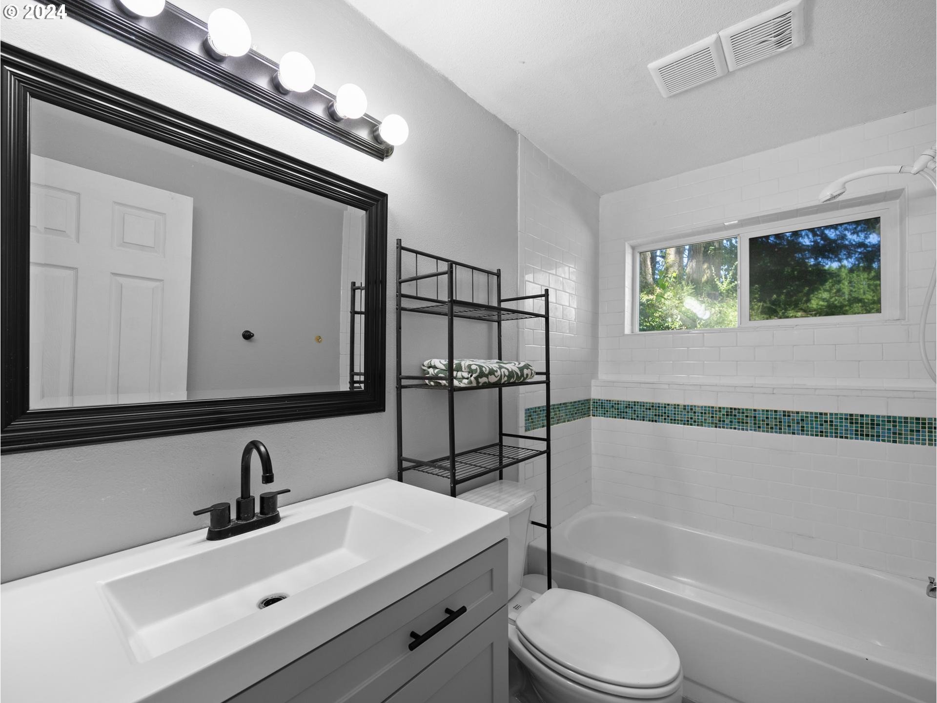 32980 Southwest Firdale Road Cornelius, OR 97113 - Photo 23 of 48 a bathroom with a toilet a sink a mirror and bathtub