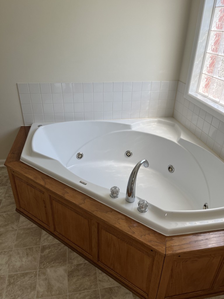 700 Old Liberty Road Alexandria, TN 37012 - Photo 10 of 12 a bathroom with a bathtub and window