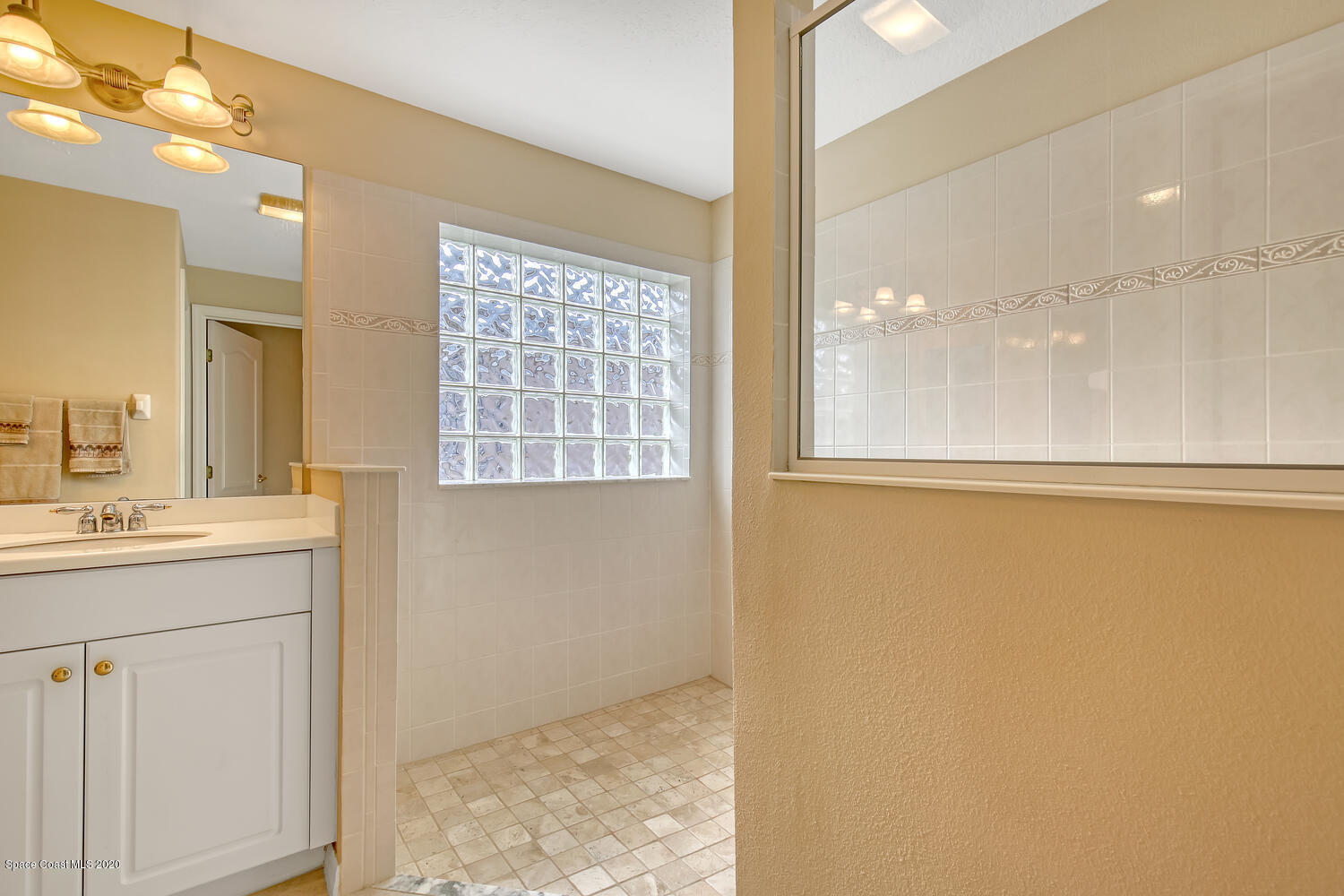 2872 Boddington Way Melbourne, FL 32940 - Photo 15 of 26 Crispy white cabinets